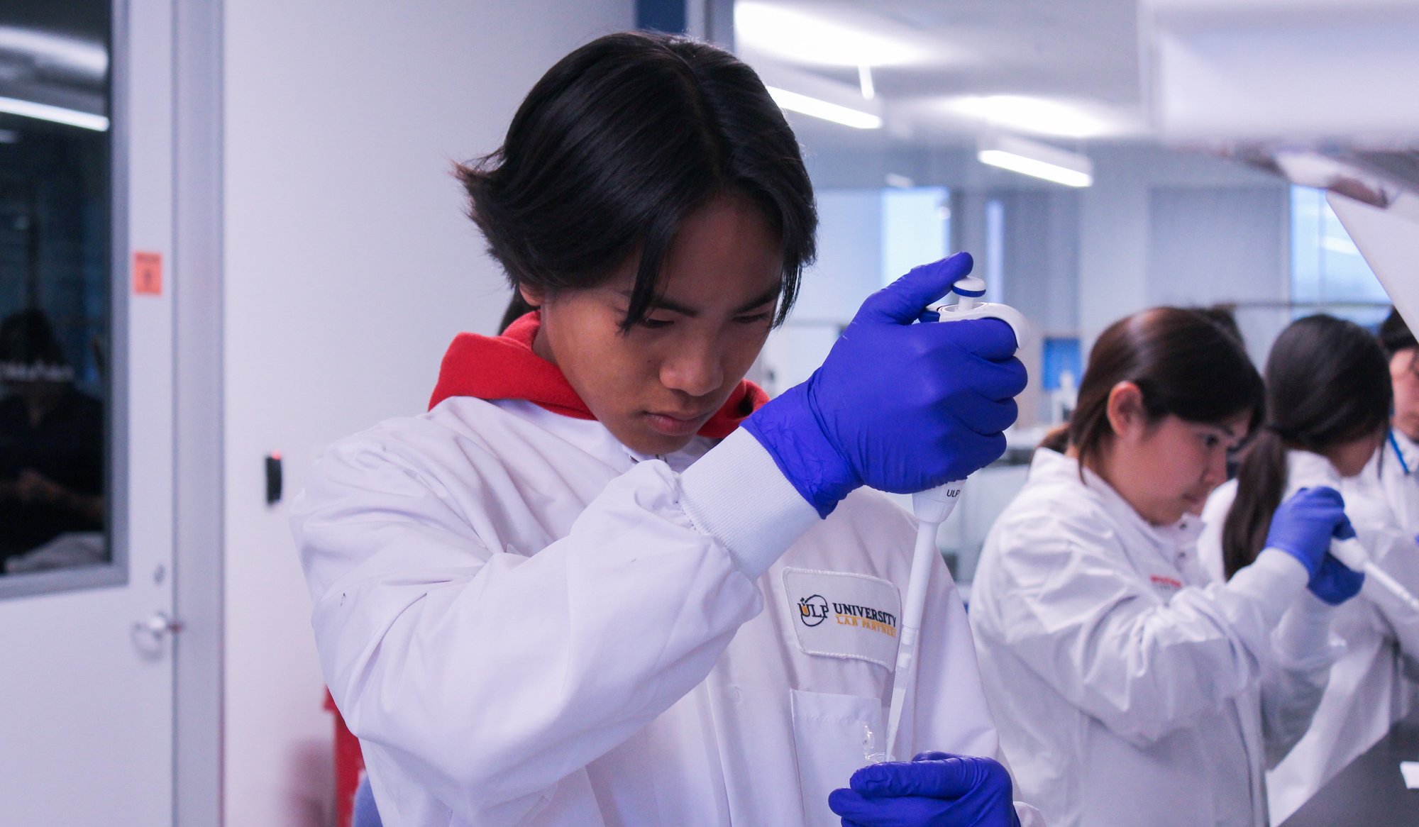 IMG_9554_Student Pipetting